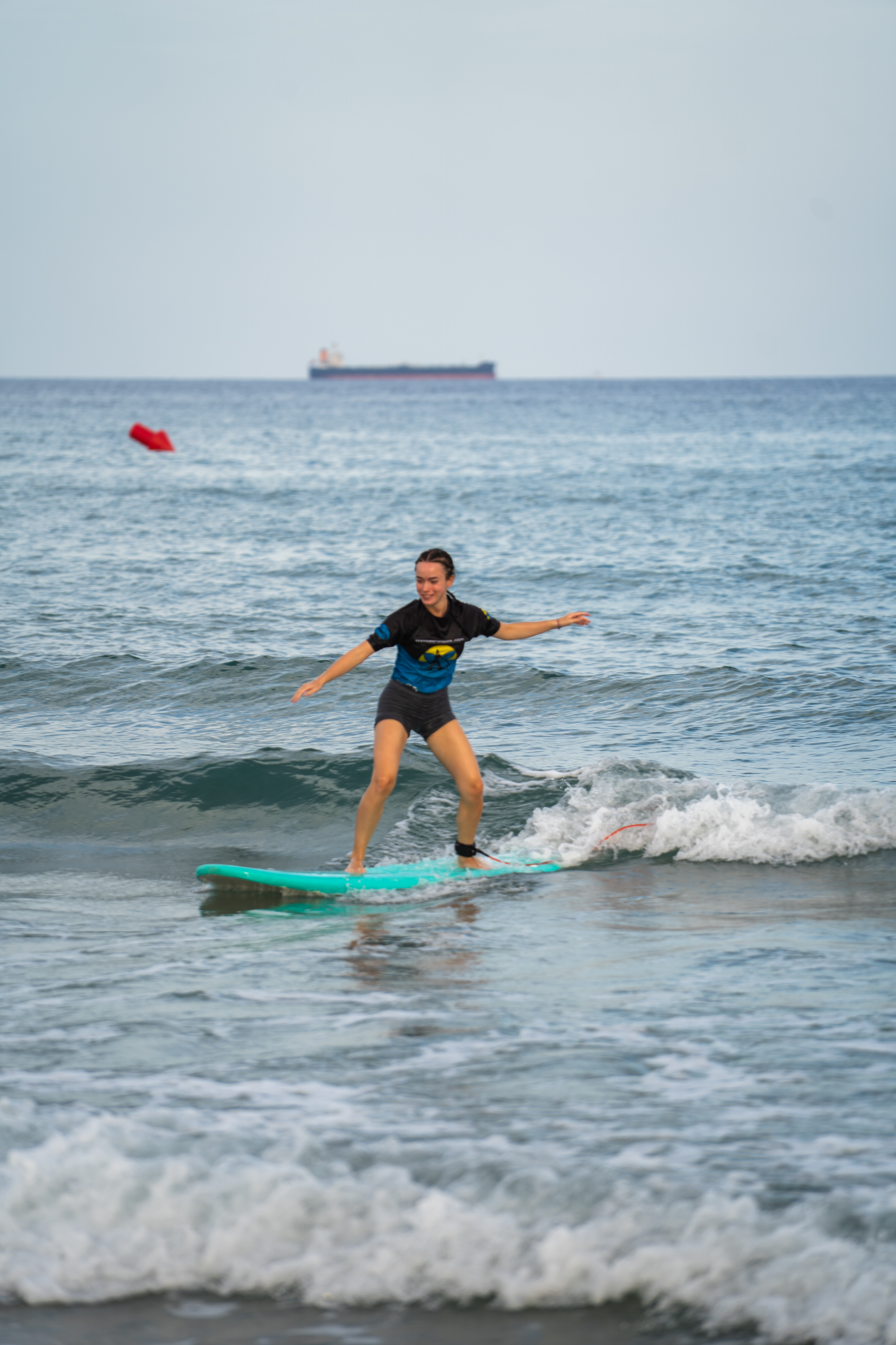 Surfeando una ola en Tarragona